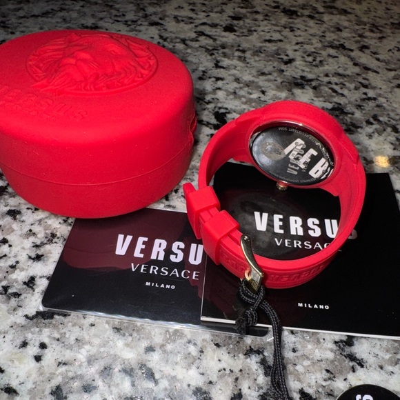LOW START!! NWT Versace Watch + COA and Silicone pouch - Picture 3 of 3